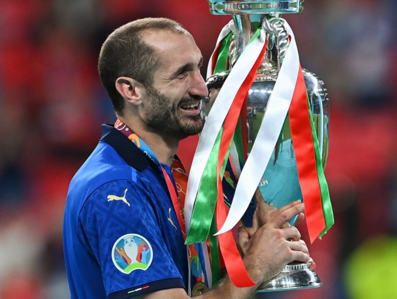 Cận cảnh: ĐT Italia nâng cúp, ăn mừng chức vô địch EURO 2021
